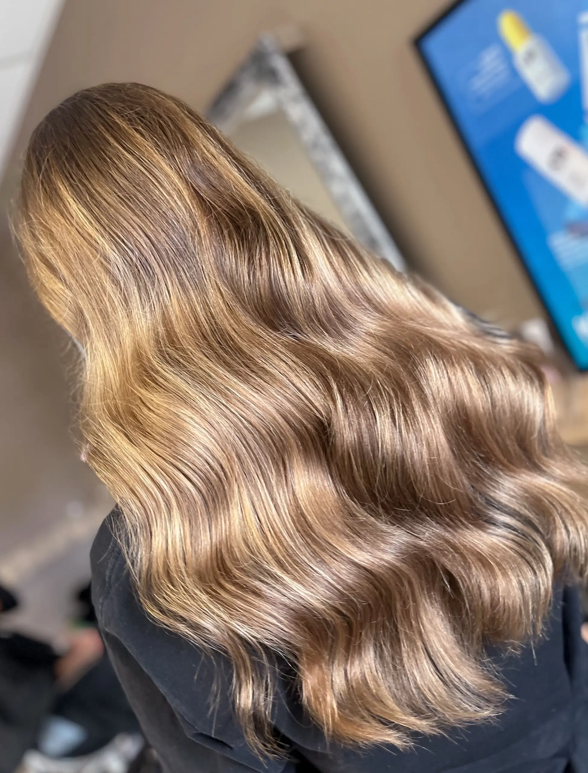 Hiusten leikkaus ja värjäys Joensuussa – Idelle Beauty parturi-kampaamo